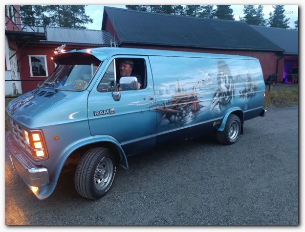 602x451 pixels (125K)